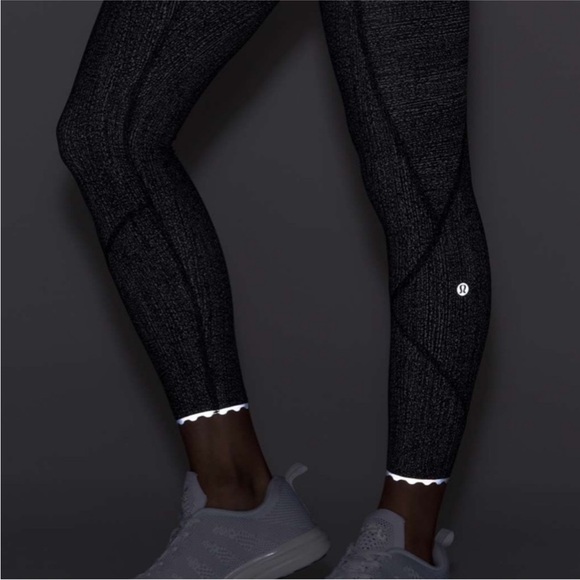 Lululemon Tight Stuff II Tight in Salt Alpine Black and White Size 4 - Picture 1 of 14